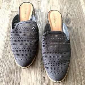 Indigo Rd. Hayze Gray Mule Slides